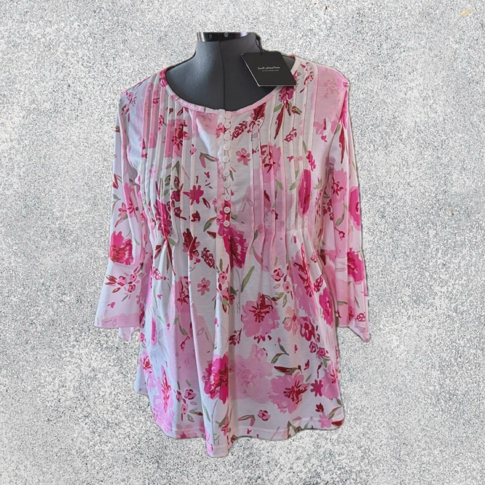 Just Fashion Now Pink Floral Pleated 3/4 Sleeve Blouse. NWT